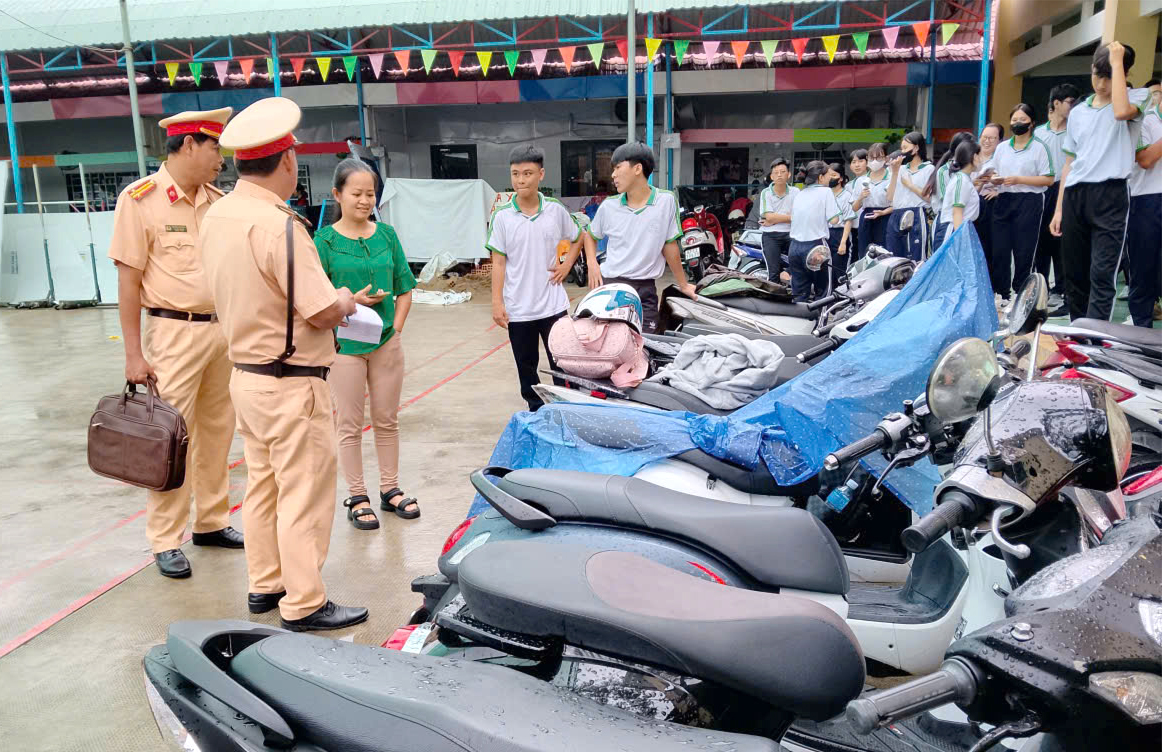 Công an tỉnh An Giang yêu cầu phụ huynh ký cam kết không giao xe cho con khi chưa đủ điều kiện - Ảnh CTV
