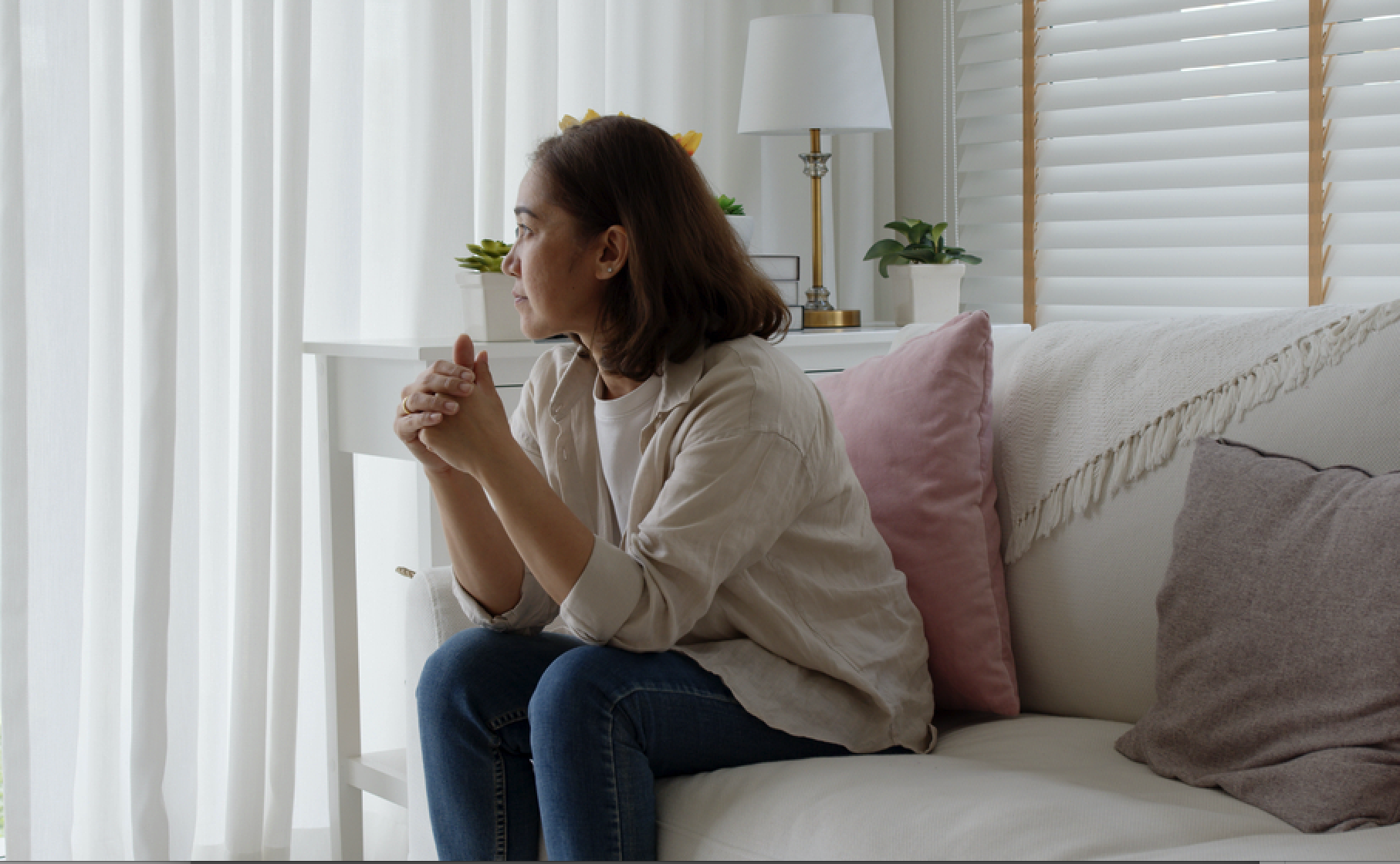 Tuổi già quanh quẩn trong nhà một mình dễ ảnh hưởng tâm lý - Ảnh: Shutterstock