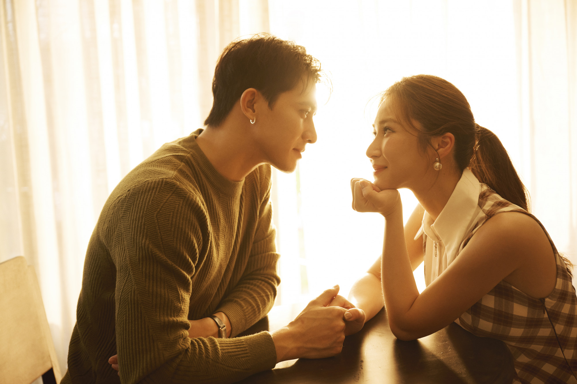  Mọi người đều biết rằng trước đây, Tràm thường hát những ca khúc có lời lẽ thơ mộng, mang tính ẩn dụ cao. Tuy nhiên, Tràm cảm nhận rằng tại thời điểm này, khán giả rất thích đối diện với những lyrics chân thực và thực tế, đặc biệt là thế hệ Gen Z. Đó là lý do Tràm quyết định thử nghiệm với những điều mà mình chưa bao giờ làm trong âm nhạc.”