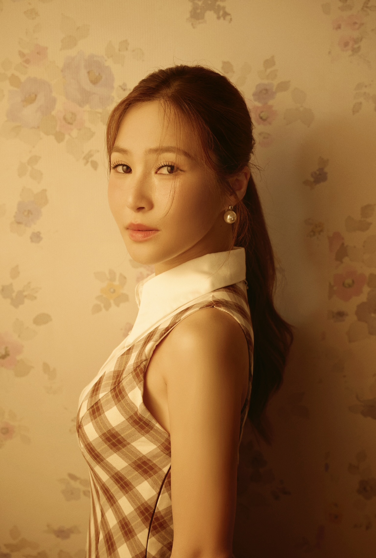 Lần trở lại với ca khúc Ước cho anh nhiều nỗi buồn, Hương Tràm không chỉ hát về nỗi đau bị phản bội, mà còn kể một câu chuyện về sự trưởng thành của người phụ nữ biết yêu và biết buông bỏ. Vẻ đẹp của Hương Tràm hiện tại được nhận xét trưởng thành, chín muồi, thần thái tự tin và không kém phần quyến rũ của một nghệ sĩ đã đi qua giông bão để tìm lại chính mình.