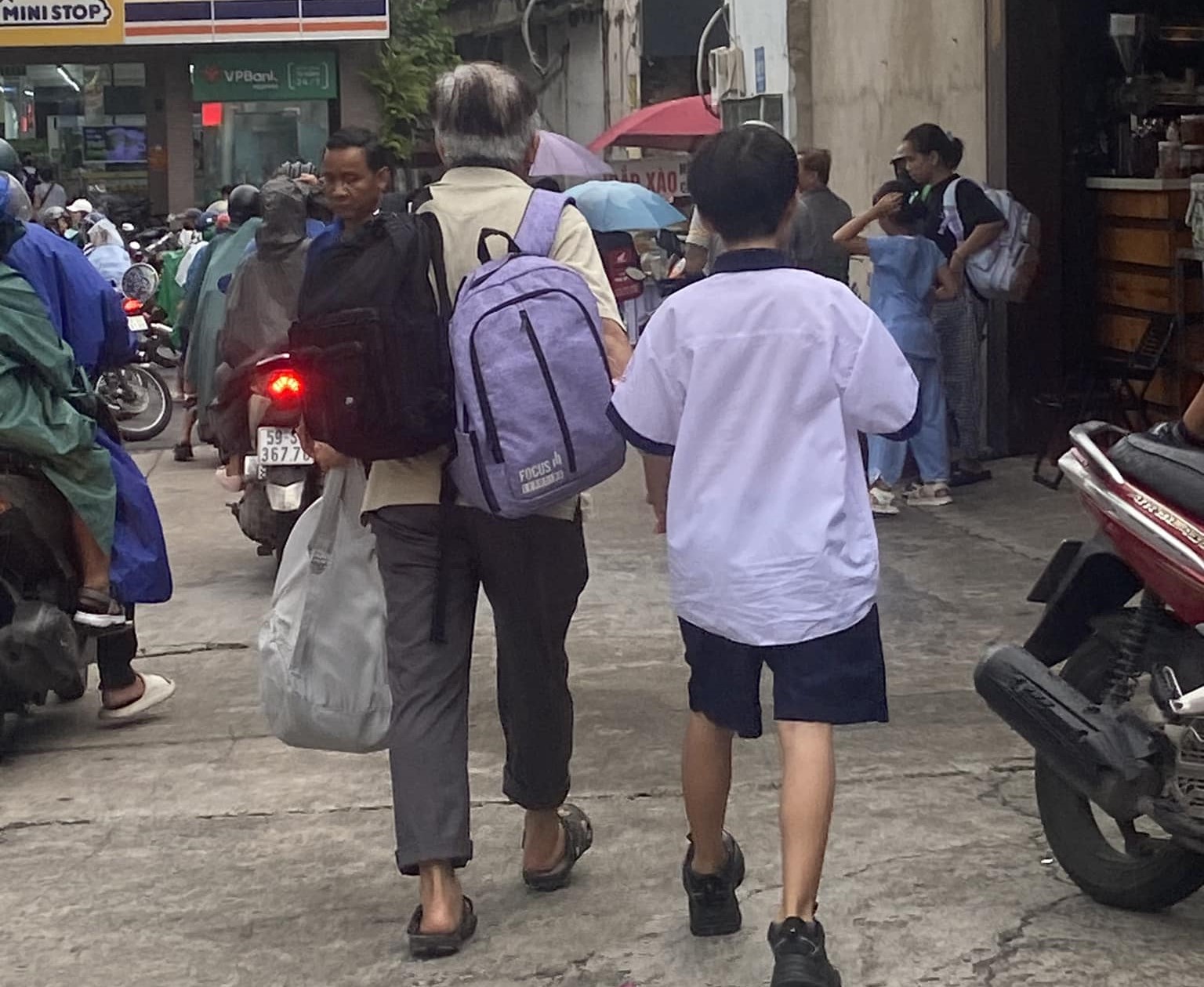 Nhiều phụ huynh cho rằng áp lực học tập của trẻ đến từ chương trình nặng - Ảnh minh họa: M.T 