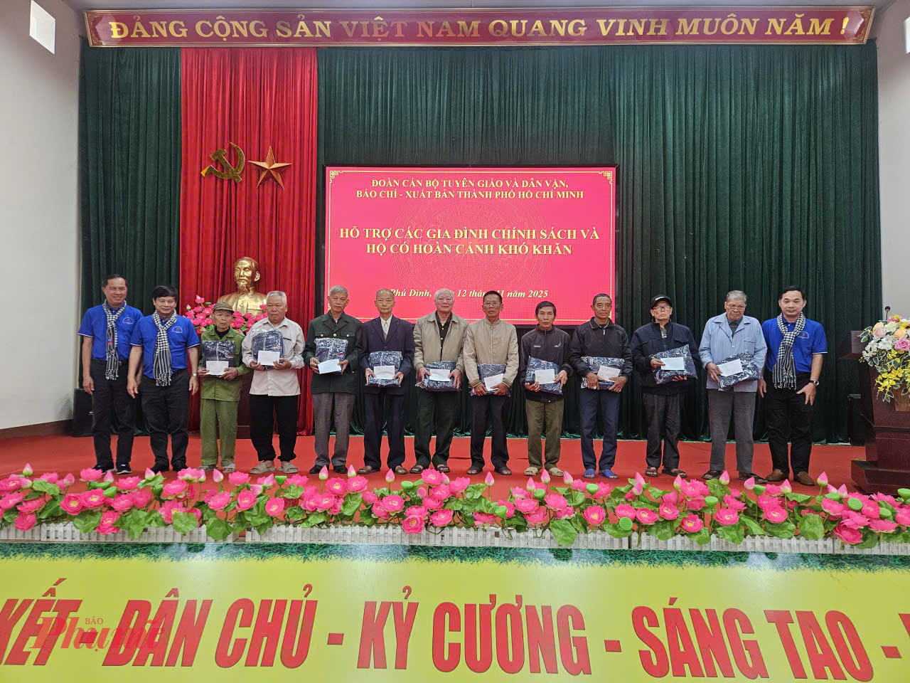 Đoàn tặng quà cho các gia đình chính sách và hộ có hoàn cảnh khó khăn ở xã Phú Đình