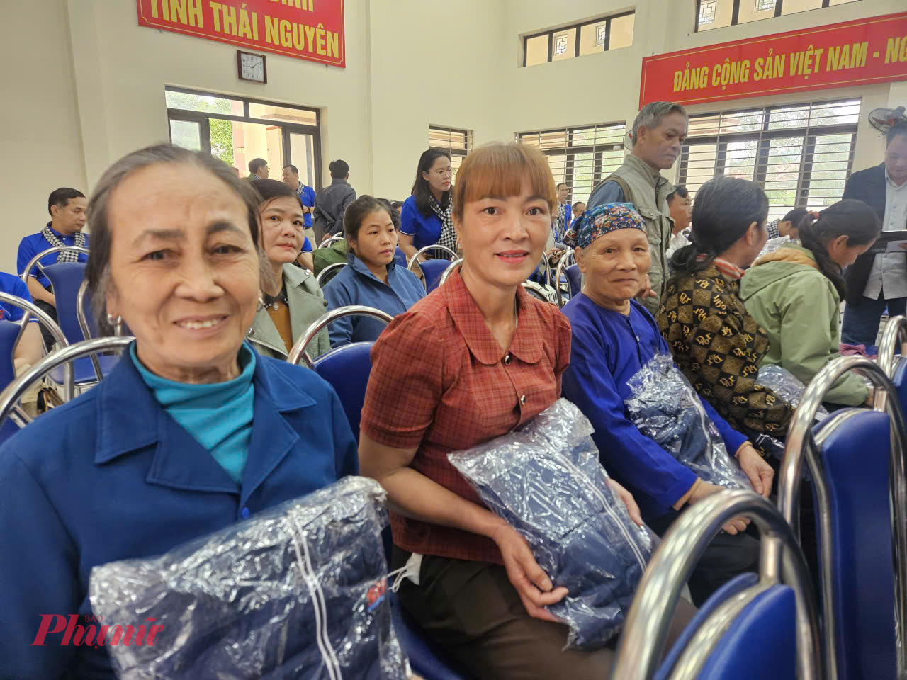 Bà con ấm áp khi nhận món quà ý nghĩa từ đoàn