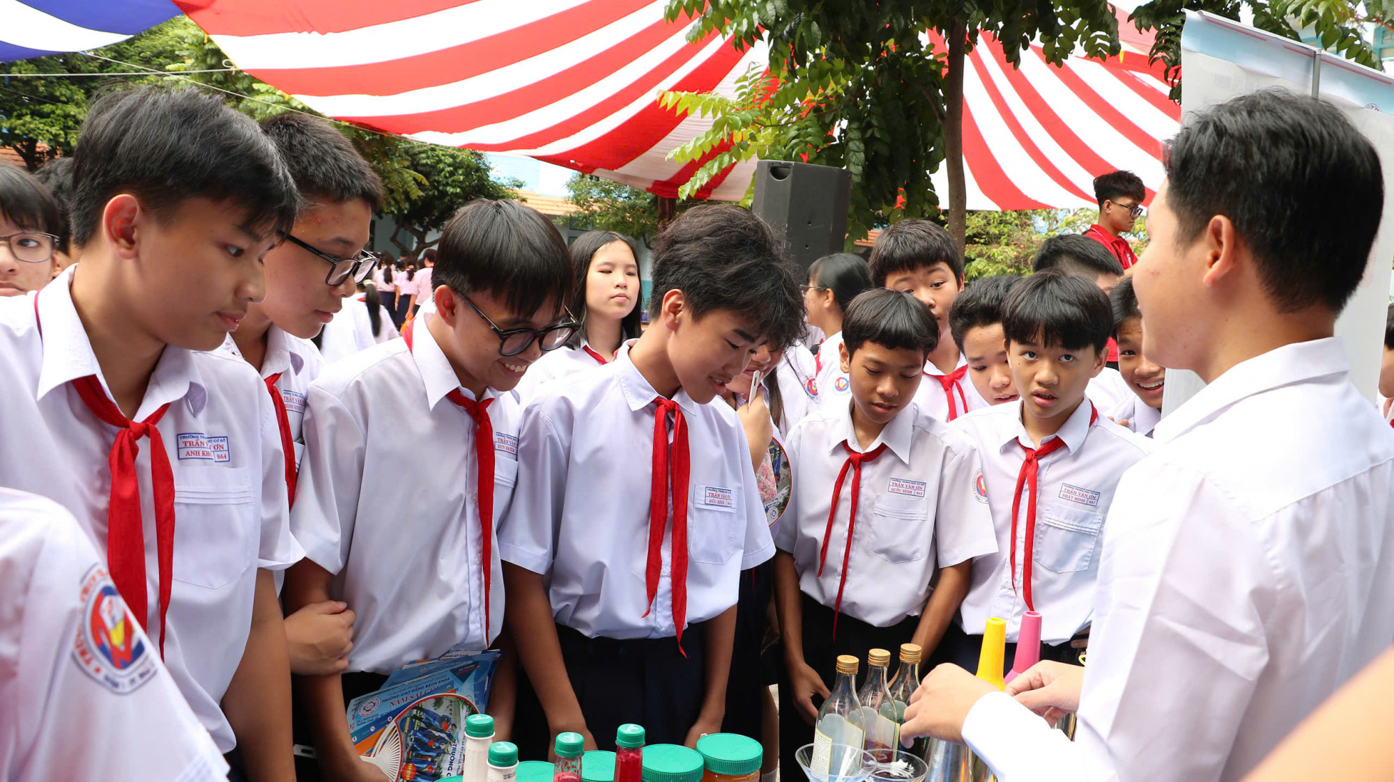 Học sinh lớp Chín Trường THCS Trần Văn Ơn tìm hiểu về nghề Bartender