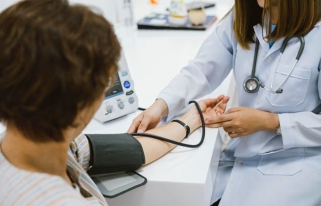 Kiểm soát mức huyết áp ngay từ tuổi 30 có thể là biện pháp giúp giảm thiểu rủi ro về bệnh tim mạch khi về già - Ảnh minh họa: Shuttestock