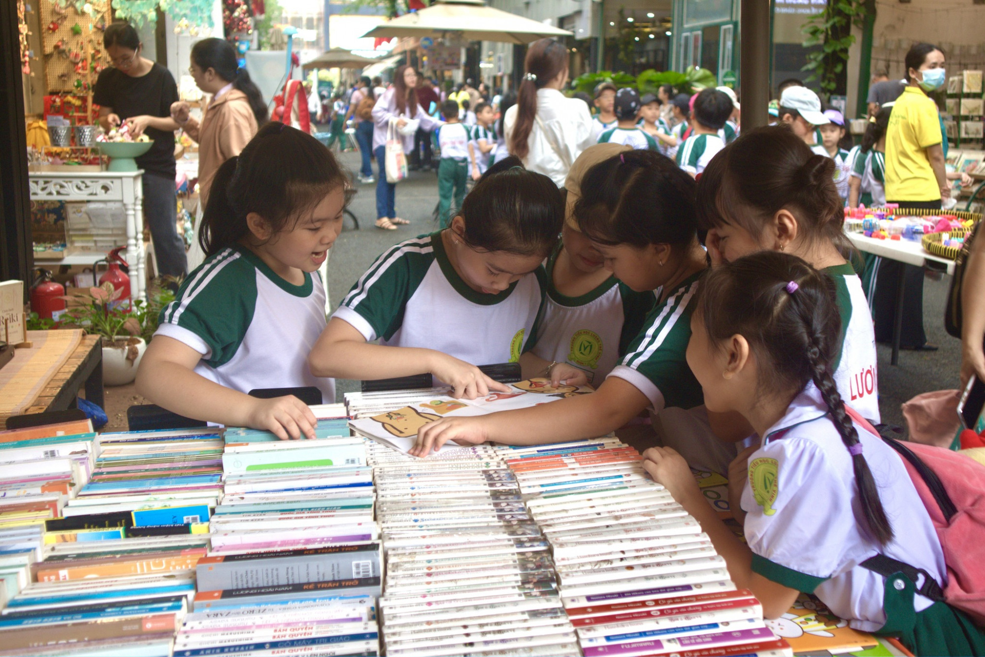 Các em học sinh trường tiểu học Lương Thế Vinh vừa có những trải nghiệm ý nghĩa cùng chương trình Ngày hội vui cùng sách - Ảnh: Đường sách TPHCM