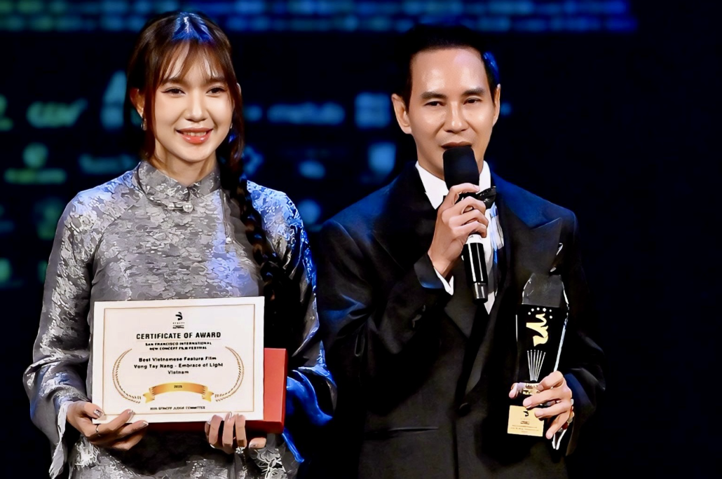 Lý Hải nhận giải thưởng tại 