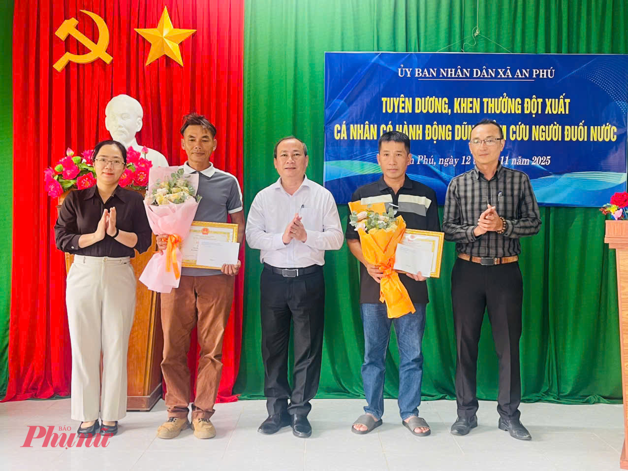 Lãnh đạp xã An Phú khen thưởng đột xuất cho 2 cá nhân có hành động dũng cảm_Ảnh: D.X.