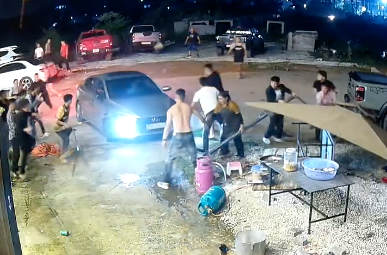 Hùng điều khiển xe ô tô lao về phía đám đông sau mâu thuẫn với chủ quán - Ảnh cắt từ clip