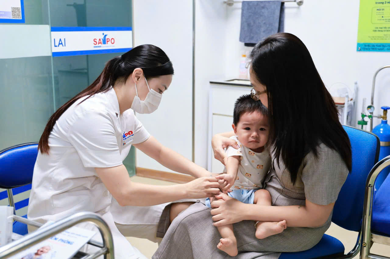 Bác sĩ khuyến cáo tiêm vắc xin cho trẻ