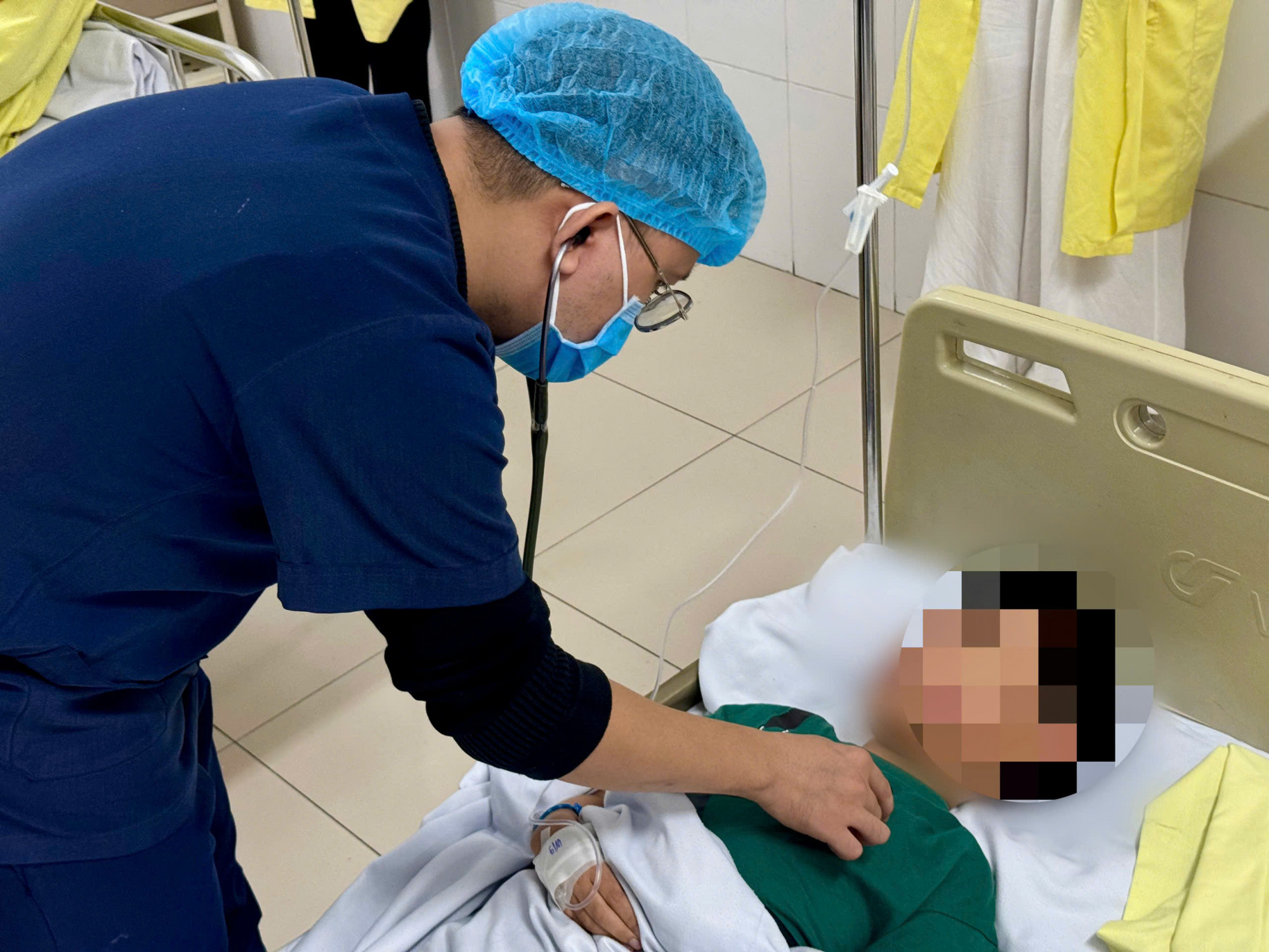 Học sinh mắc cúm A điều trị tại Bệnh viện Bệnh Nhiệt đới Trung ương - ảnh Bệnh viện cung cấp