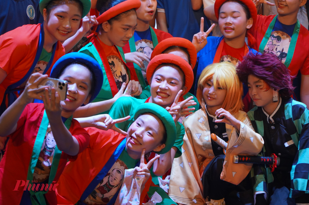 Học viên múa hai nước Việt - Nhật hội ngộ và cùng chụp hình lưu niệm