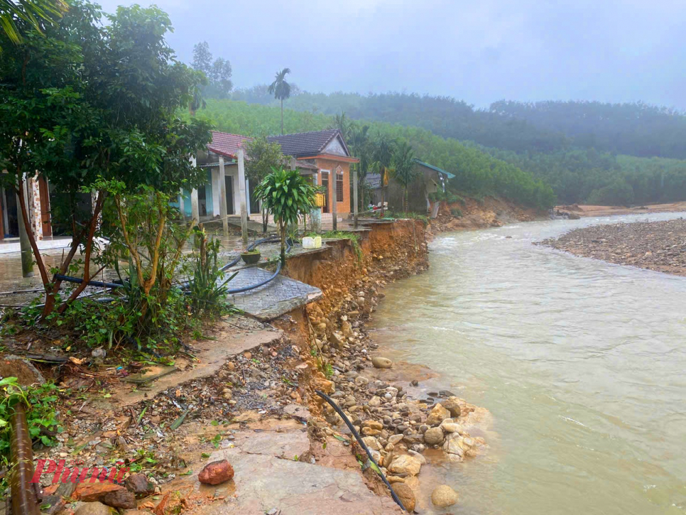 Trong đợt mưa lũ lịch sử cuối tháng 10, nước từ thượng nguồn cuồn cuộn đổ về cuốn trôi nhà cửa và tài sản của nhiều hộ dân bên suối Thác Trượt (thôn Xuân Phú, xã Khe Tre, TP Huế). 