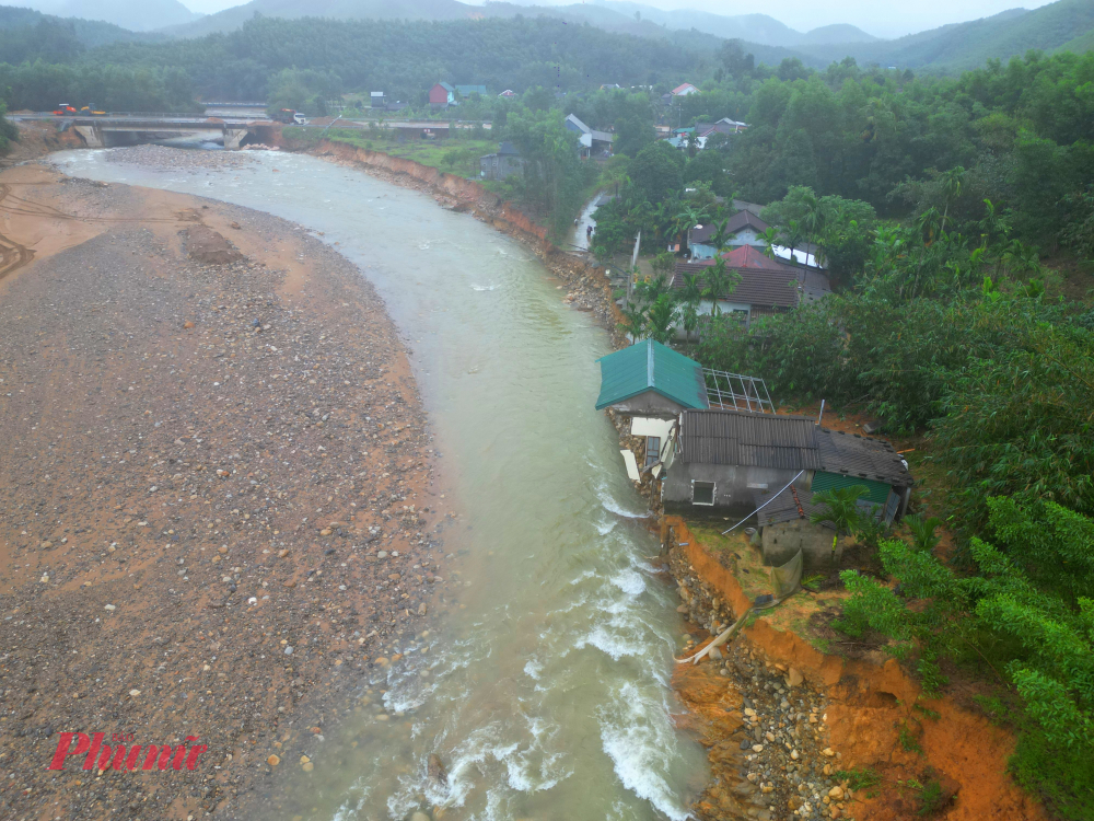 Trong đợt mưa lớn vừa qua nước từ dãy núi Bạch Mã cuốn theo đất đá sạt xuống, cuốn trôi nhiều đoạn đường, cầu cống, làm đứt gãy giao thông. Hơn 120 hộ dân với hơn 400 nhân khẩu phải di dời khẩn cấp, nhiều thôn xóm bị cô lập nhiều ngày do nước lũ dâng cao.