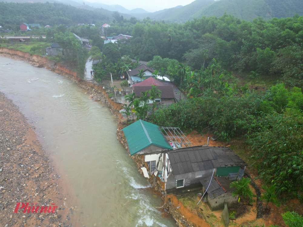 Khe Tre vốn là vùng bán sơn địa, những năm gần đây liên tục hứng chịu mưa cực đoan, lũ quét, sạt lở đất, gây thiệt hại lớn cho nông nghiệp, thủy lợi và du lịch, ảnh hưởng lớn đến nguồn sinh kế chính của người dân.