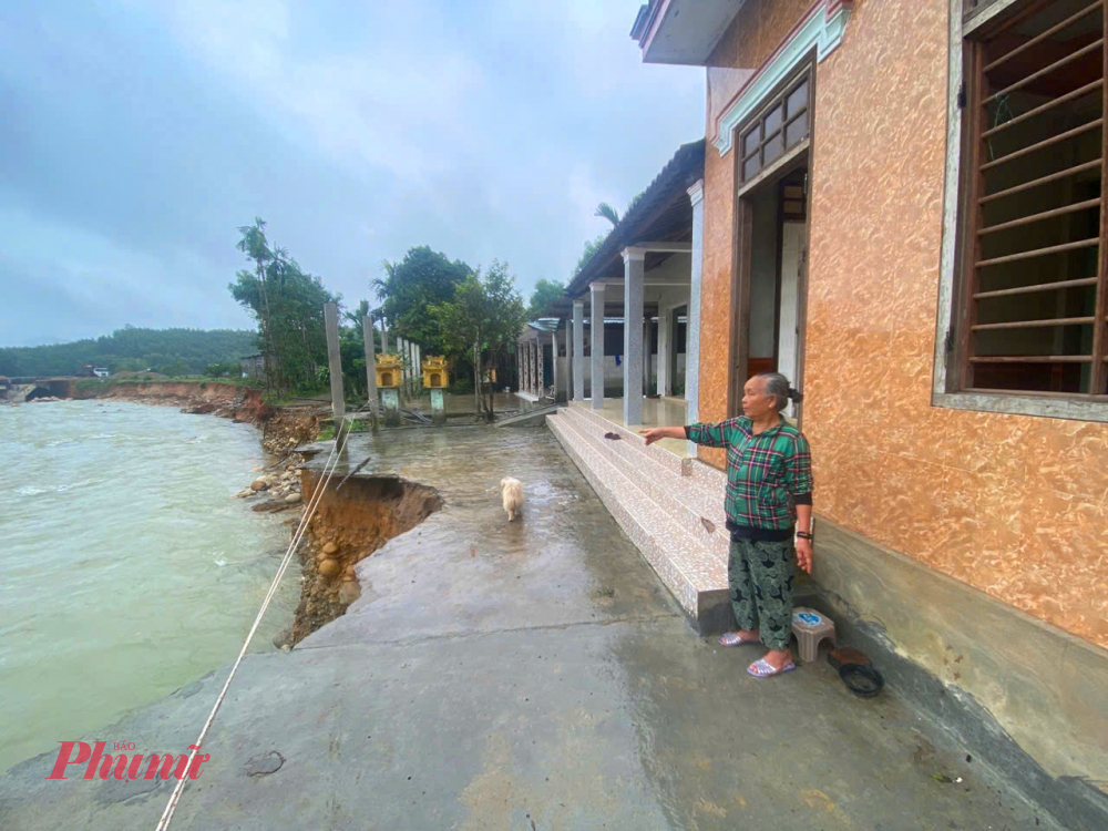 Sau lũ, những mái nhà còn sót lại chênh vênh, lơ lửng trên nền đất bị khoét sâu cho thấy sức tàn phá khủng khiếp của thiên nhiên.