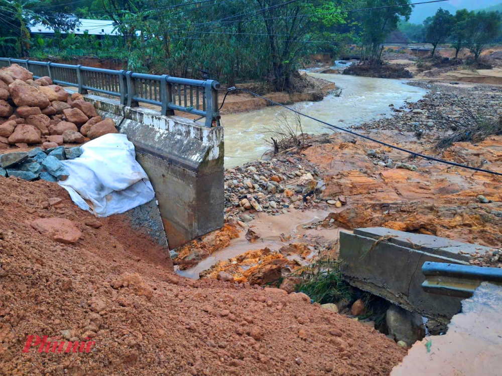 Giờ đây, khi nước lũ đang rút dần, những mảng tường đổ, những khối đá lăn từ đồi xuống vẫn nằm ngổn ngang. Dưới chân dãy Bạch Mã, Khe Tre vẫn oằn mình gượng dậy sau lũ. Nhưng trong ánh mắt người dân Khe Tre, nỗi lo sạt lở vẫn còn đó, ám ảnh mỗi khi mưa lũ về.