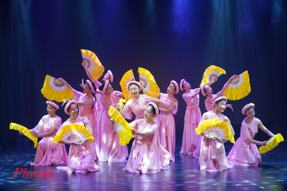 Tiết mục Duyên dáng quạt Việt do các em học sinh trường Trường Trung cấp Múa TP. Hồ Chí Minh thực hiện