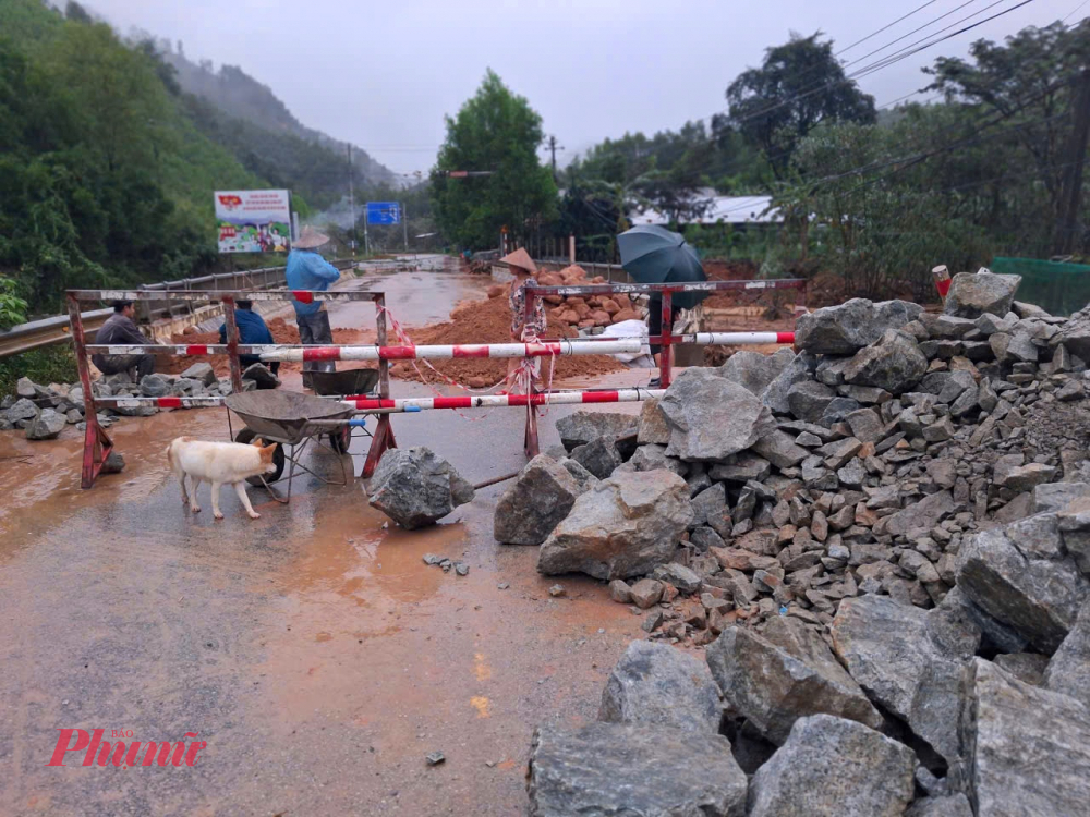 Ông Trần Văn Quang, Phó Chủ tịch UBND xã Khe Tre cho biết: “Trước mắt có rà soát đánh giá tổng thể đối với các trường hợp, như 3 trường hợp sập nhà không ở được nữa hoặc khoảng 6 trường hợp nữa tại khu vực Thác Trượt, rất nguy hiểm. Nguy cơ và khả năng diện tích đất xói, sạt nếu như mưa kéo dài”.
