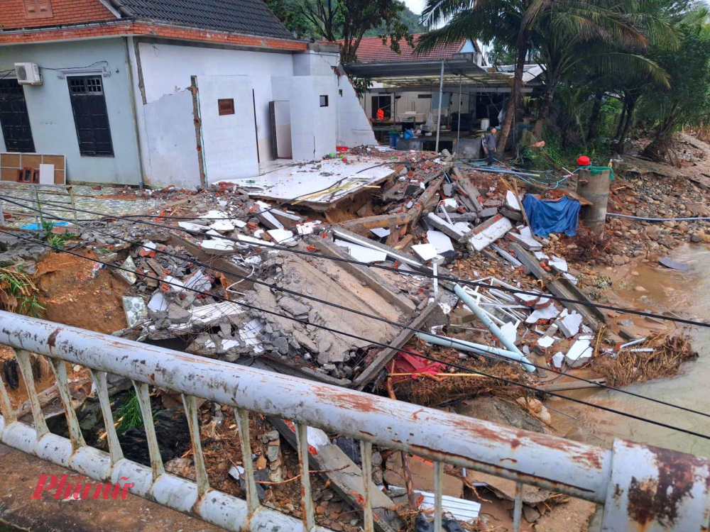 Ngôi nhà của ông Nguyễn Lượng ở khu vực Thác Trượt bị cuốn sập hoàn toàn. “Chỉ vài tiếng đồng hồ thôi, đất sau nhà sụt xuống, nước ào tới, tôi chỉ kịp chạy ra ngoài”, ông kể, giọng còn run.