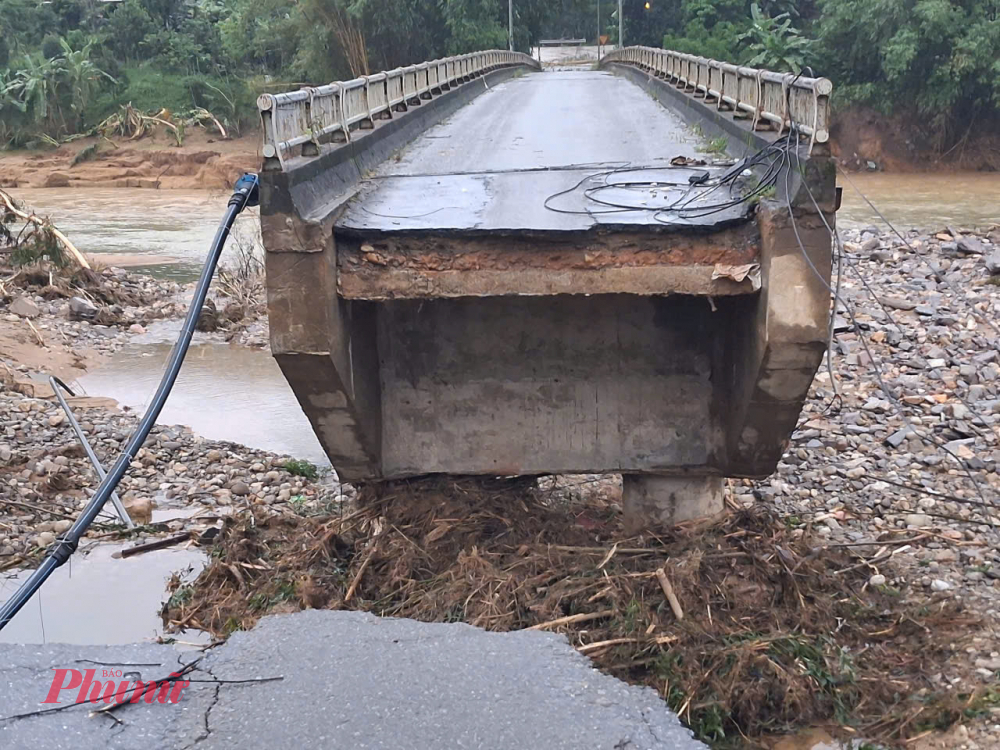 Lũ đã cuốn sập cây cầu Le No tại xã Khe Tre. Đây là tuyến đường chính nối tổ dân phố 3 thôn Phú Mậu và thôn K4 với tuyến đường trung tâm của xã. Cây cầu Le No bị sập khiến hàng ngàn hộ dân tại khu vực này bị chia cắt, cô lập.