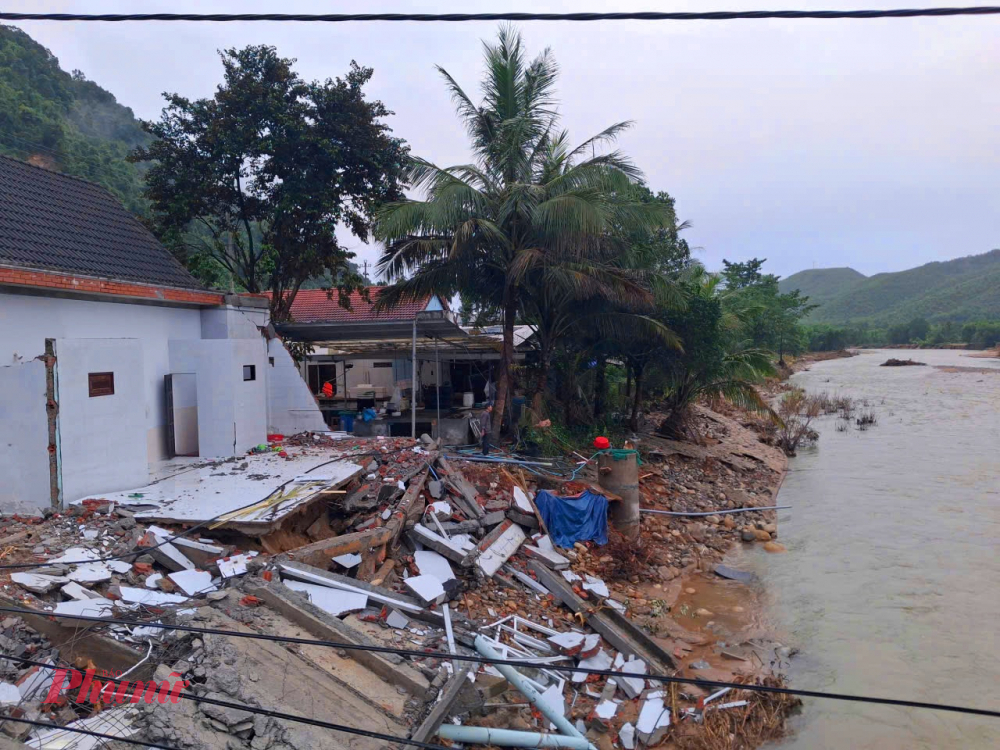 Xã Khe Tre hiện có 63 hộ dân nằm trong vùng nguy cơ sạt lở cao, tập trung ở các thôn Xuân Phú, Phú Nam, Phú Hòa và khu vực đồi Khe Tre. Trong đợt mưa vừa rồi, xã đã chủ động di dời 124 hộ với hơn 400 nhân khẩu, nhiều hộ vẫn chưa thể trở về do nền đất tiếp tục sụt trượt