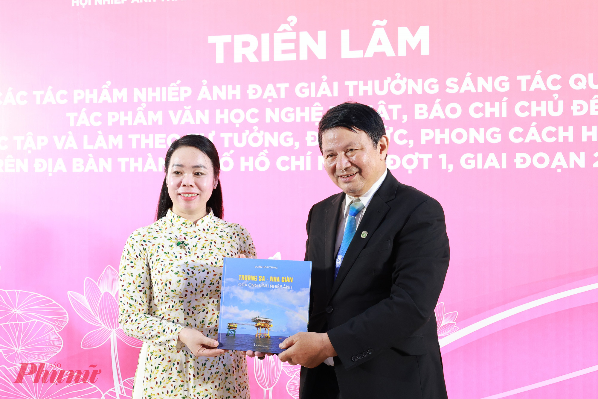 Bà Nguyễn Thị Kim Nguyên nhận sách ảnh tri ân