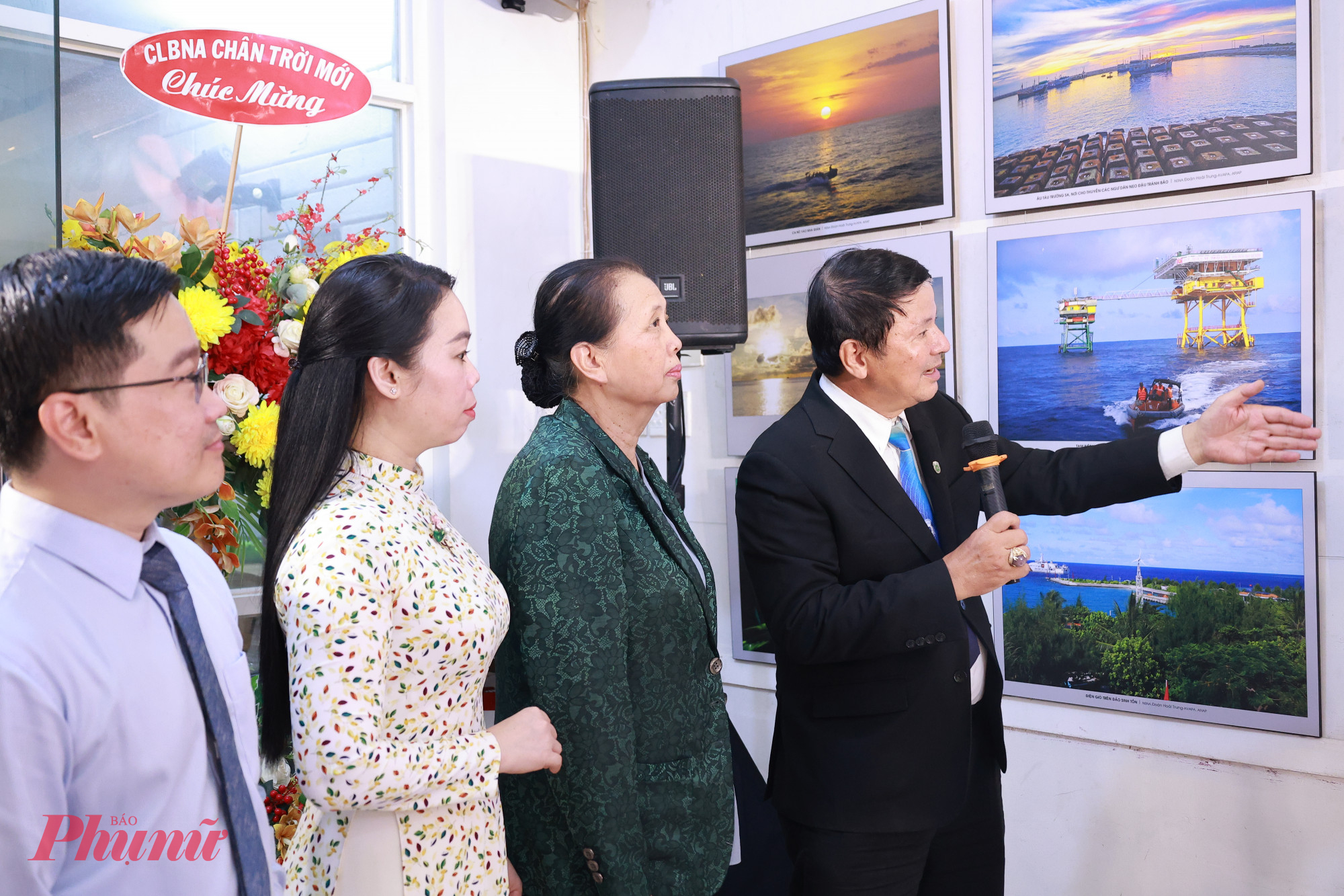 Đại tá, NSNA Đoàn Hoài Trung giới thiệu các tác phẩm tại triển lãm