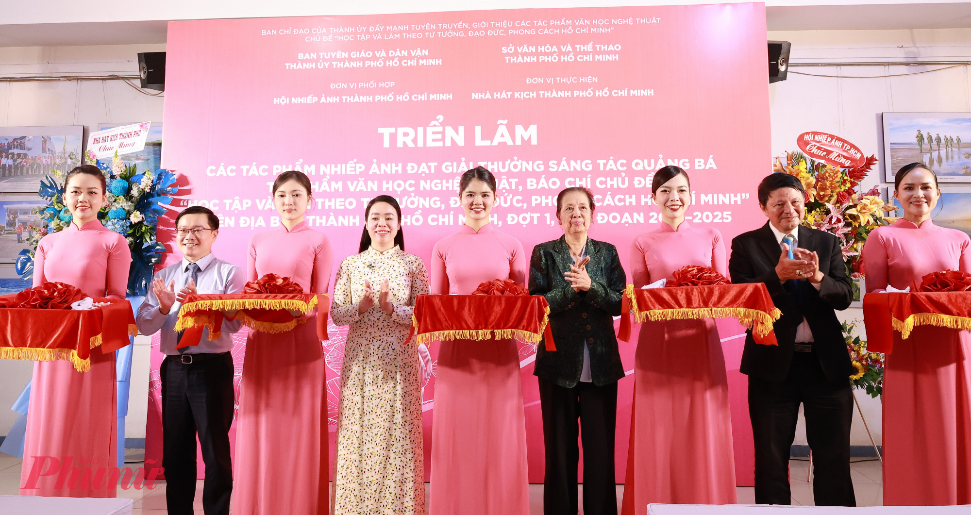 Các lãnh đạo cắt băng khai mạc triển lãm