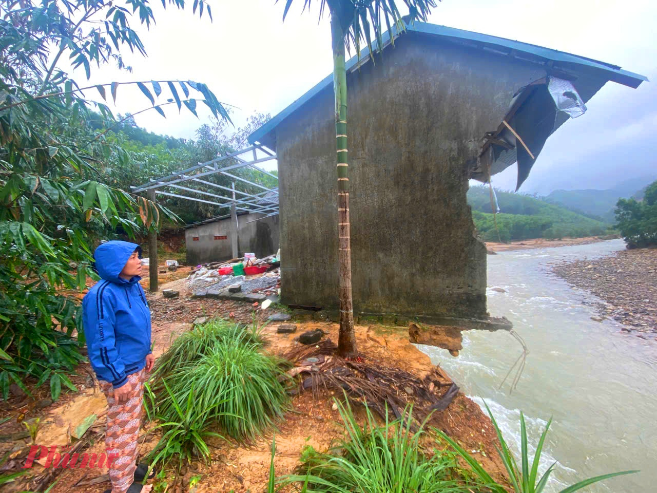 Bà Khuyên cho biết, chồng bà đi làm thuê ở Lâm Đồng chưa về, 3 người con gái lấy chồng ở xa. “Tui ở nhà một mình, mưa to cái đêm 27/10 là anh em trong xóm với công an viên đến động viên tui đi nhà khác để ở. Tui cũng đi đêm đó, bắt đầu nước lên, khi sập nhà, giao thông tắc nghẽn, đường cao tốc tắc nghẽn hết, cô lập luôn. Tới ngày 30/10, trời tạnh, tui trỏ về. Thấy nhà sập tui xỉu luôn”.
