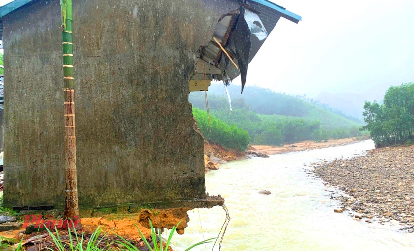 Đang ở nhờ bên nhà hàng xóm, bà Nguyễn Thị Khuyên, ở thôn Xuân Phú, xã Khe Tre lặng lẽ nhìn về phía ngôi nhà, nơi từng là mái ấm của gia đình, giờ đã bị sạt lở cuốn trôi, phần còn lại nằm chênh vênh bên mép sông. Cả đời dành dụm mới xây được căn nhà. Giờ lũ cuốn đi khiến bà nghẹn nghào