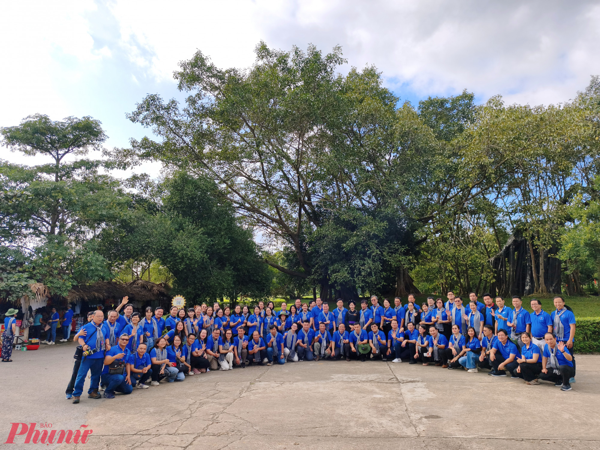 Đoàn cán bộ tuyên giáo, dân vận, báo chí, xuất bản tiêu biểu TPHCM chụp ảnh lưu niệm trước cây đa Tân Trào 
