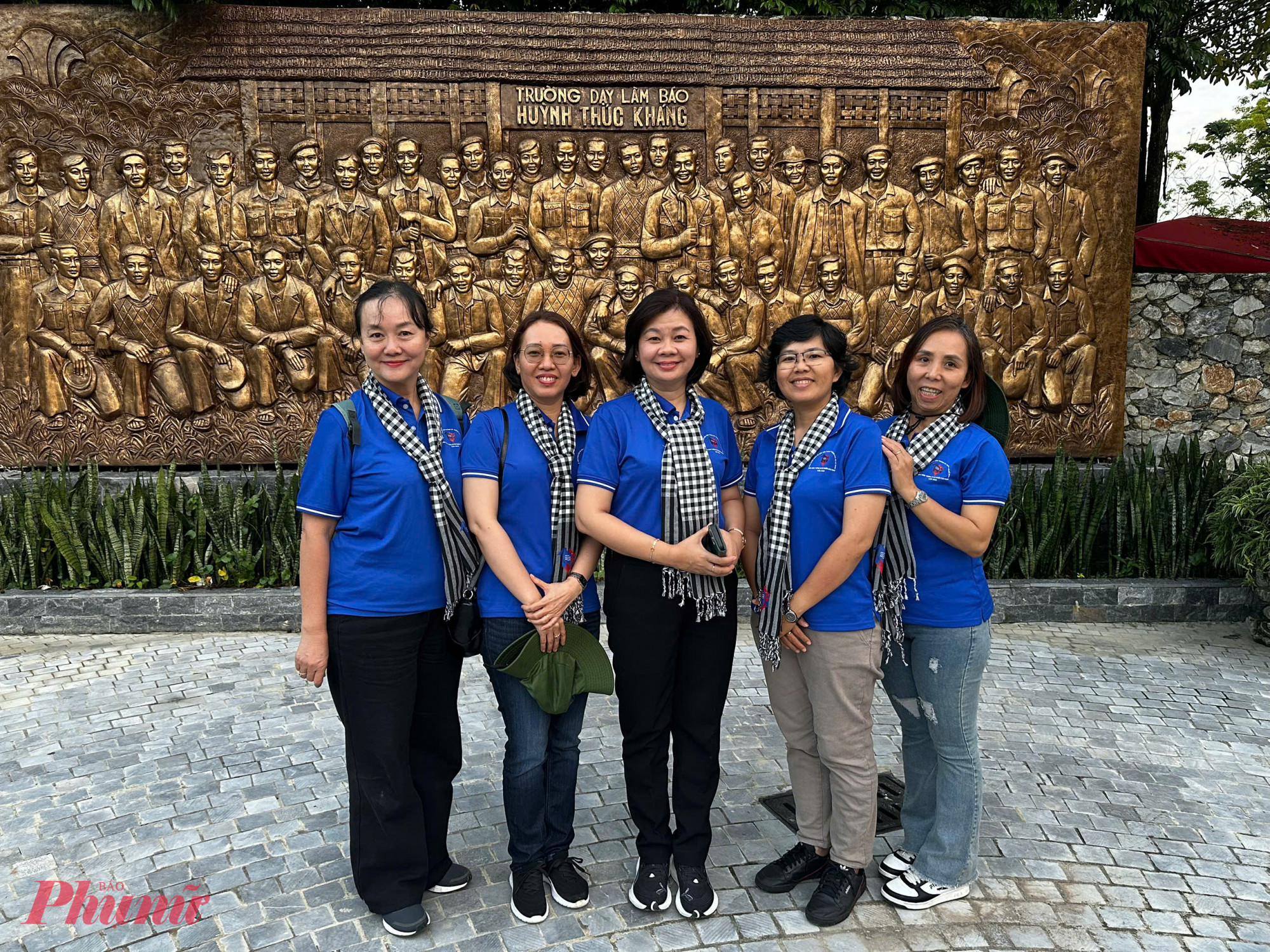 Bà Lý Việt Trung (thứ 3 từ trái qua) – Tổng biên tập Báo Phụ nữ TPHCM và các thành viên của báo tại Di tích lịch sử Quốc gia địa điểm Trường dạy làm báo Huỳnh Thúc Kháng (xã Đại Phúc, tỉnh Thái Nguyên). Đây là cơ sở đào tạo báo chí đầu tiên của Báo chí cách mạng Việt Nam và cũng là cơ sở đào tạo duy nhất trong thời kỳ kháng chiến chống thực dân Pháp