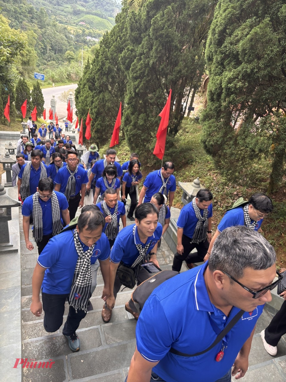 Lối lên đèo De có 194 bậc thang, trong đó 115 bậc đầu tiên tượng trưng cho 115 ngày sinh của Chủ tịch Hồ Chí Minh, và 79 bậc còn lại tượng trưng cho 79 mùa xuân Bác