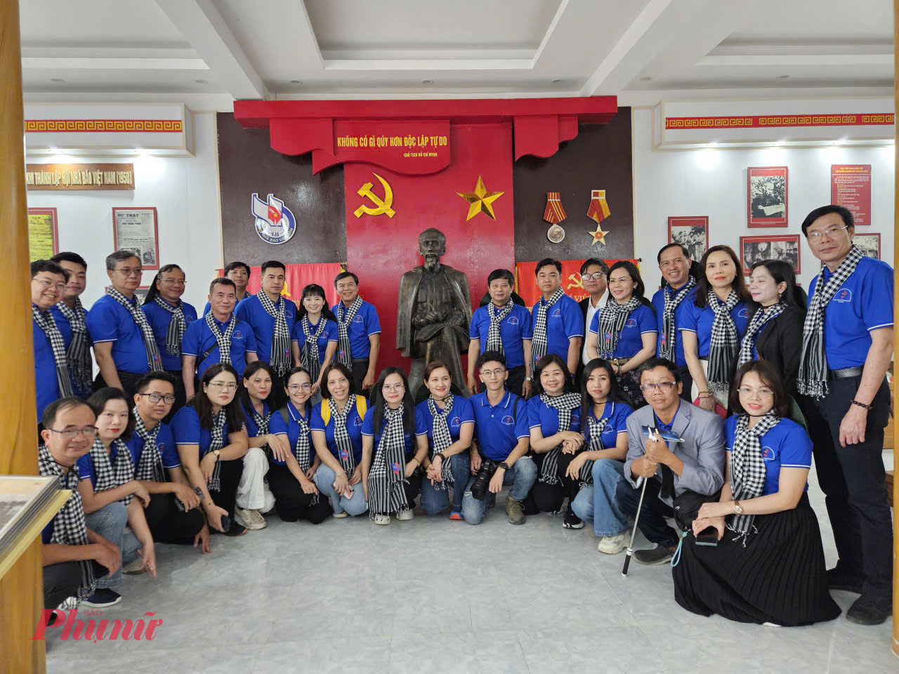 Trong hành trình Hướng về cội nguồn cách mạng do Ban Tuyên giáo và Dân vận Thành ủy TPHCM tổ chức, hơn 100 phóng viên, biên tập viên tại các cơ quan báo chí, xuất bản tiêu biểu trên địa bàn đã đến thăm Khu di tích lịch sử quốc gia nơi ra đời Hội Nhà báo Việt Nam (xóm Roòng Khoa, xã Điềm Mặc, huyện Định Hóa, Thái Nguyên)