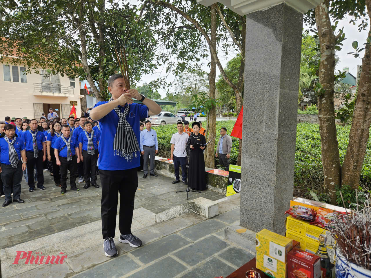 Ông Dương Anh Đức, Trưởng Ban Tuyên giáo và Dân vận Thành ủy TPHCM dâng hương tưởng niệm