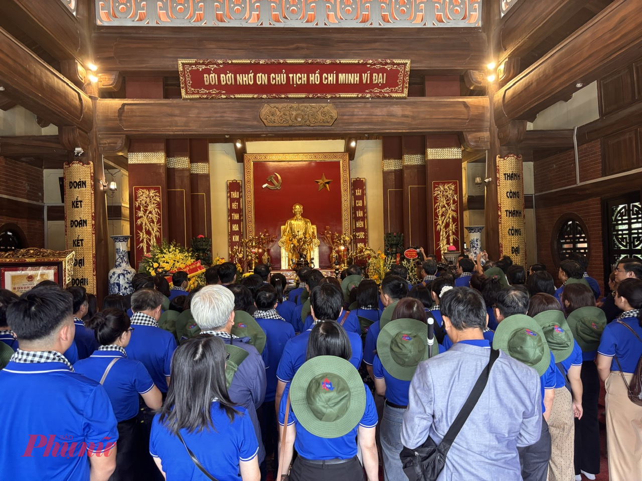 Đoàn đến dâng hương và tham quan tại Nhà tưởng niệm Chủ tịch Hồ Chí Minh trên đỉnh đèo De (xã Phú Đình, tỉnh Thái Nguyên) và thăm khu di tích An toàn khu Định Hóa, hay còn được biết đến là An toàn khu Thủ đô kháng chiến. Nơi đây là nơi làm việc của Bác Hồ và nhiều lãnh đạo cao cấp trong những năm 1947 - 1954 và đã được công nhận là di tích lịch sử cấp quốc gia vào 1981