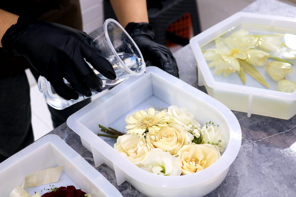 Tình yêu được ép trong từng cánh hoa Một tác phẩm hoàn chỉnh có khi mất từ 30-45 ngày tỉ mỉ thực hiện