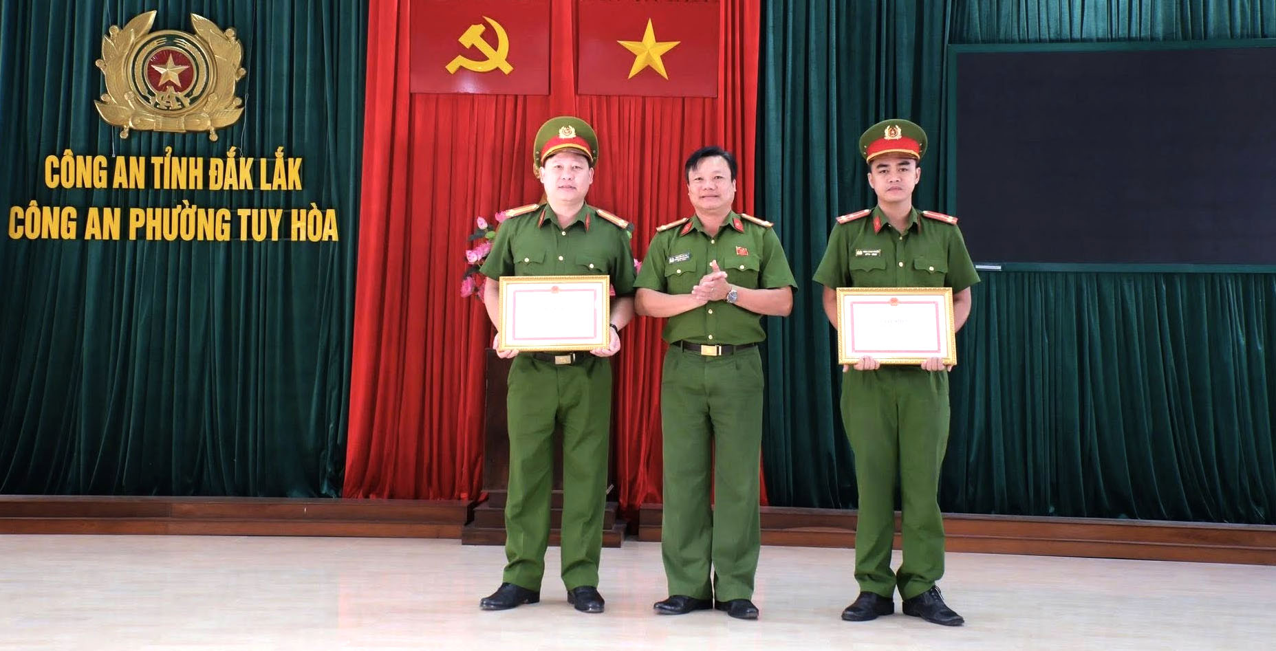 Thượng tá Nguyễn Chí Thi - Trưởng Công an phường Tuy Hòa (giữa) trao Giấy khen của Giám đốc Công an tỉnh cho cá nhân có thành tích đột xuất trong công tác phòng, chống tội phạm- Ảnh: Công an phường Tuy Hòa