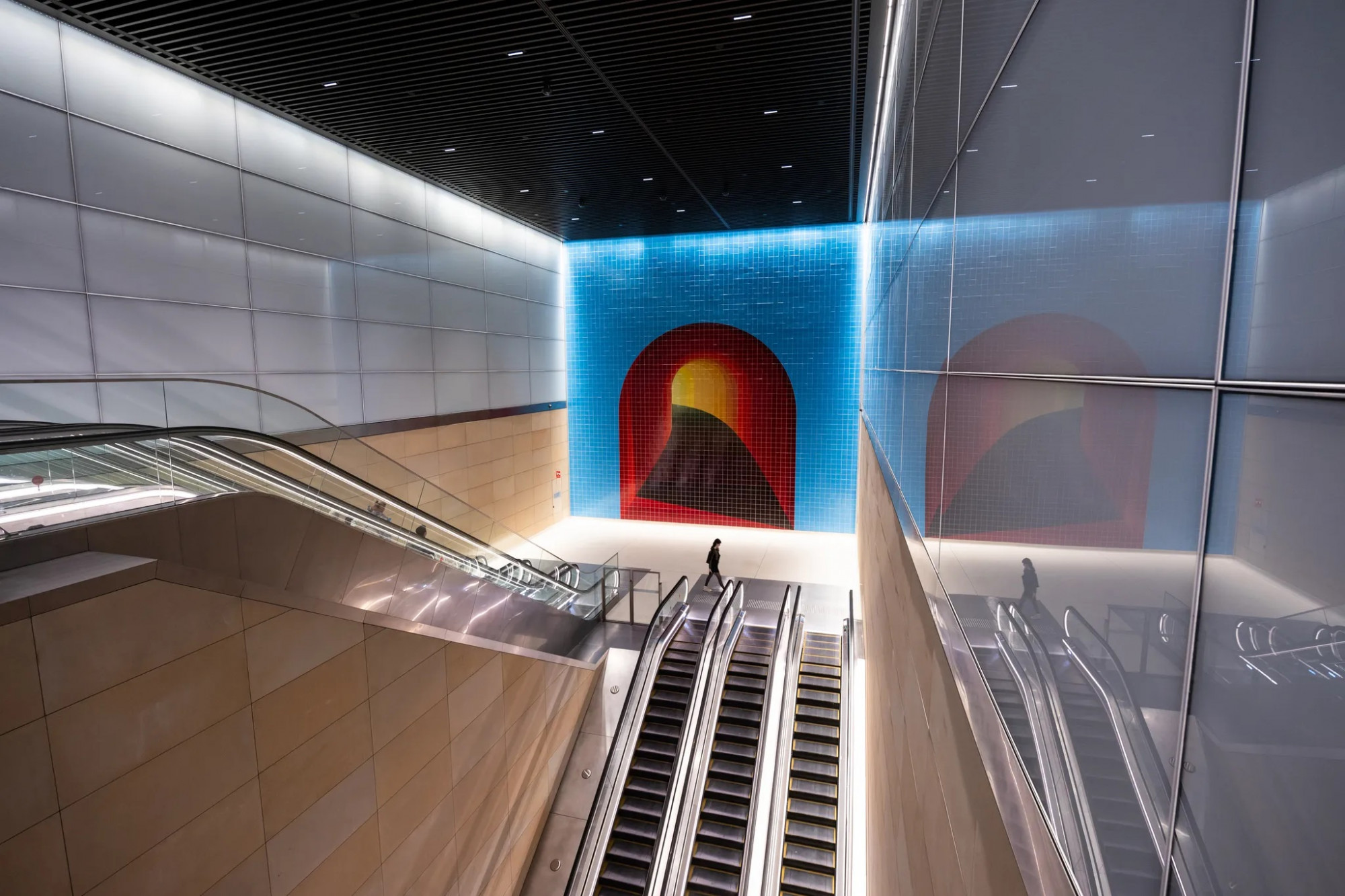 Ga Gadigal ở Sydney, Úc. Ga tàu điện ngầm lộng lẫy nhất Sydney mở cửa đón khách vào 8/2024. Tên ga tàu được đặt theo tên của thổ dân từng canh giữ trung tâm Sydney trước đây. Nhà ga nằm sâu 25 mét dưới lòng đất và được Prix Versailles mô tả là “hình mẫu của sự hiện đại tuyệt đối”. Hãy chiêm ngưỡng kiến trúc của nhà ga trước khi đi qua vài dãy nhà về phía công viên Hyde, một công viên lâu đời nhất của Úc.