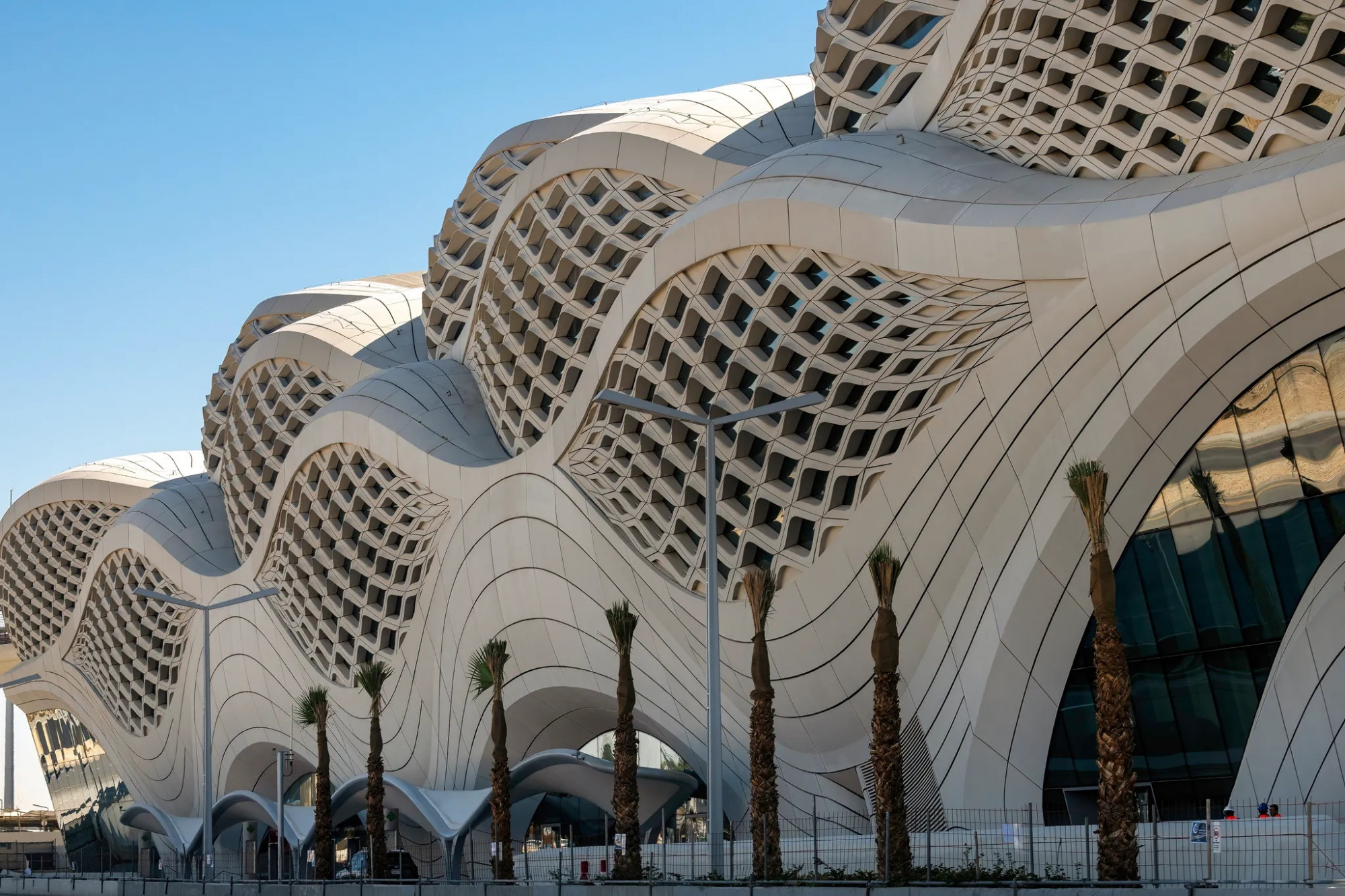 Ga KAFD ở Riyadh, Ả Rập Saudi. Nằm trong khu tài chính King Abdullah (KAFD), khu tài chính mới và hiện đại của Riyadh, ga KAFD lấy cảm hứng từ cồn cát sa mạc. Mặt tiền được bao phủ bằng lớp vỏ lưới để làm giảm nhiệt độ nóng bức và lọc ánh sáng để bên trong đỡ nóng và có ánh sáng dịu mát. Ga KAFD có 6 sân ga với diện tích khoảng 45.000m2, phục vụ khoảng 200.000 người mỗi ngày. 