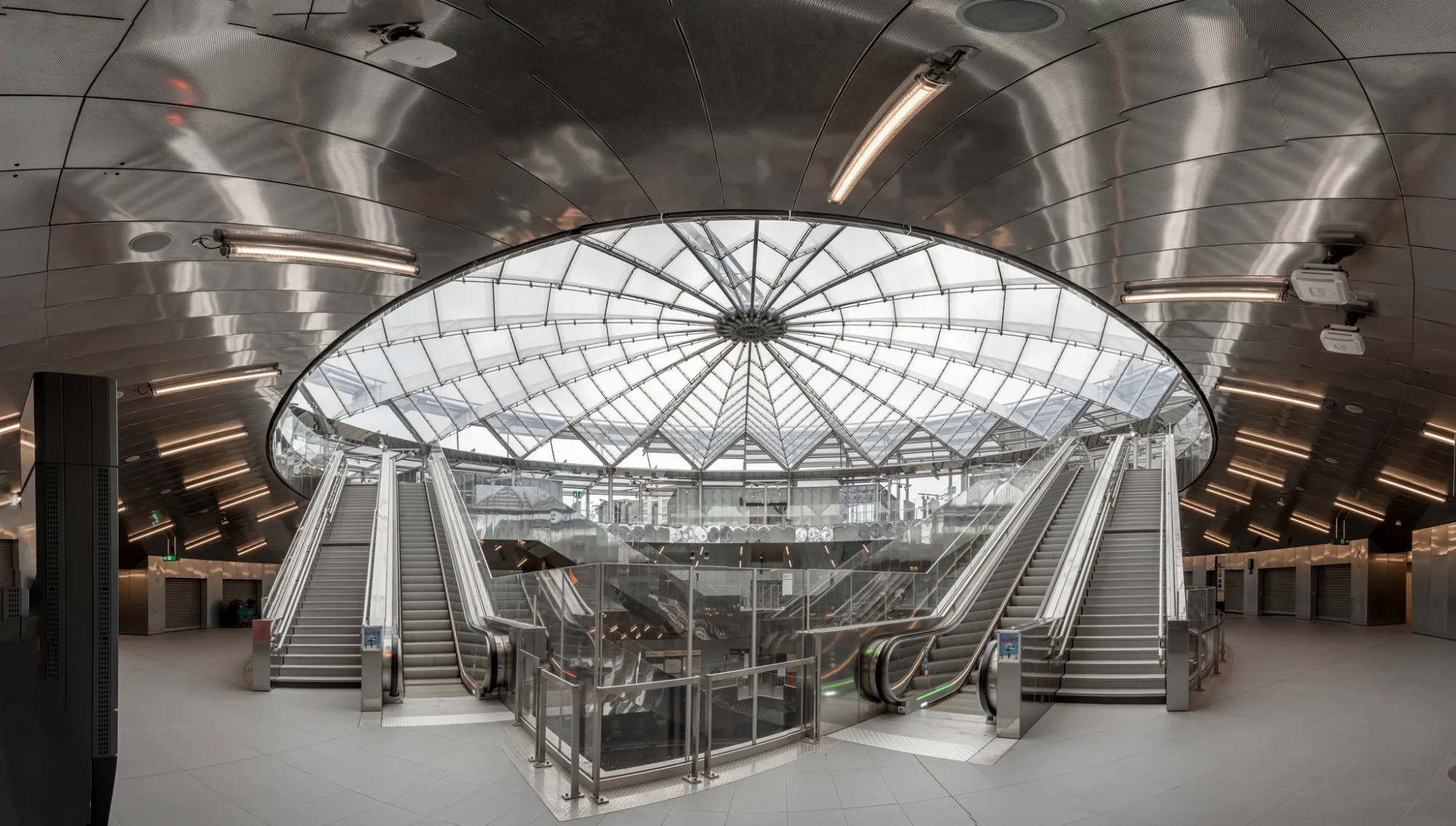 Ga Gustave Roussy ở Villejuif, Pháp. Nằm ở Villejuif, thuộc tỉnh Val-de-Marne, phía nam Paris, nhà ga có kiểu hình trụ nằm sâu dưới lòng đất. Điểm nổi bật là có một giếng trời, kéo dài từ mặt đất xuống độ sâu 40 mét, đưa ra ánh sáng tự nhiên và không khí trong lành xuống tầng sâu nhất của ga. Các cầu thang xoắn ốc rộng rãi chạy quanh giếng trời. Ga được nối với khu phức hợp của Viện Gustave Rouss, nơi nghiên cứu và điều trị ung thư lớn nhất châu Âu, giúp bệnh nhân và nhân viên di chuyển thuận tiện.