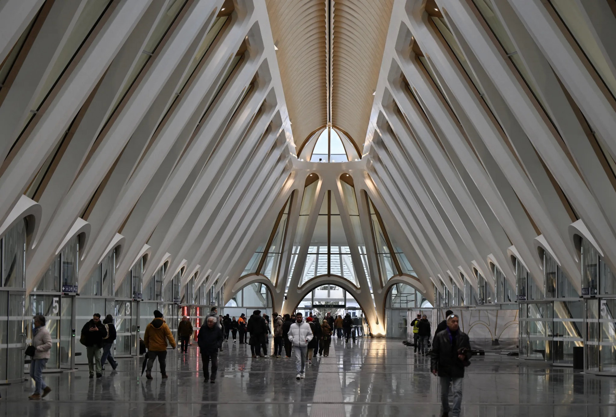 Ga Mons ở Mons, Bỉ. Mons thủ phủ của tỉnh Hainaut, cách thủ đô Brussels khoảng 50 km. Ga Mons nối Mons với Brussels, Liège, Tournai và Pháp. Nhà ga được mô tả là cây cầu rất to, bắc ngang qua đường ray, nối khu dân cư phía bắc với khu phố cổ ở phía nam của Mons. Nó có đường nét gọn gàng và hình khối thép trắng chói sáng như những mũi tên vút lên trời. Prix Versailles ca ngợi cây cầu giống như nhà thờ, còn  các kiến trúc sư thì nói dự án này vượt qua những thách thức của việc xây dựng một nhà ga đường sắt mới. Kiến trúc sư Santiago Calatrava người Tây Ban Nha đã thiết kế nhà ga này.