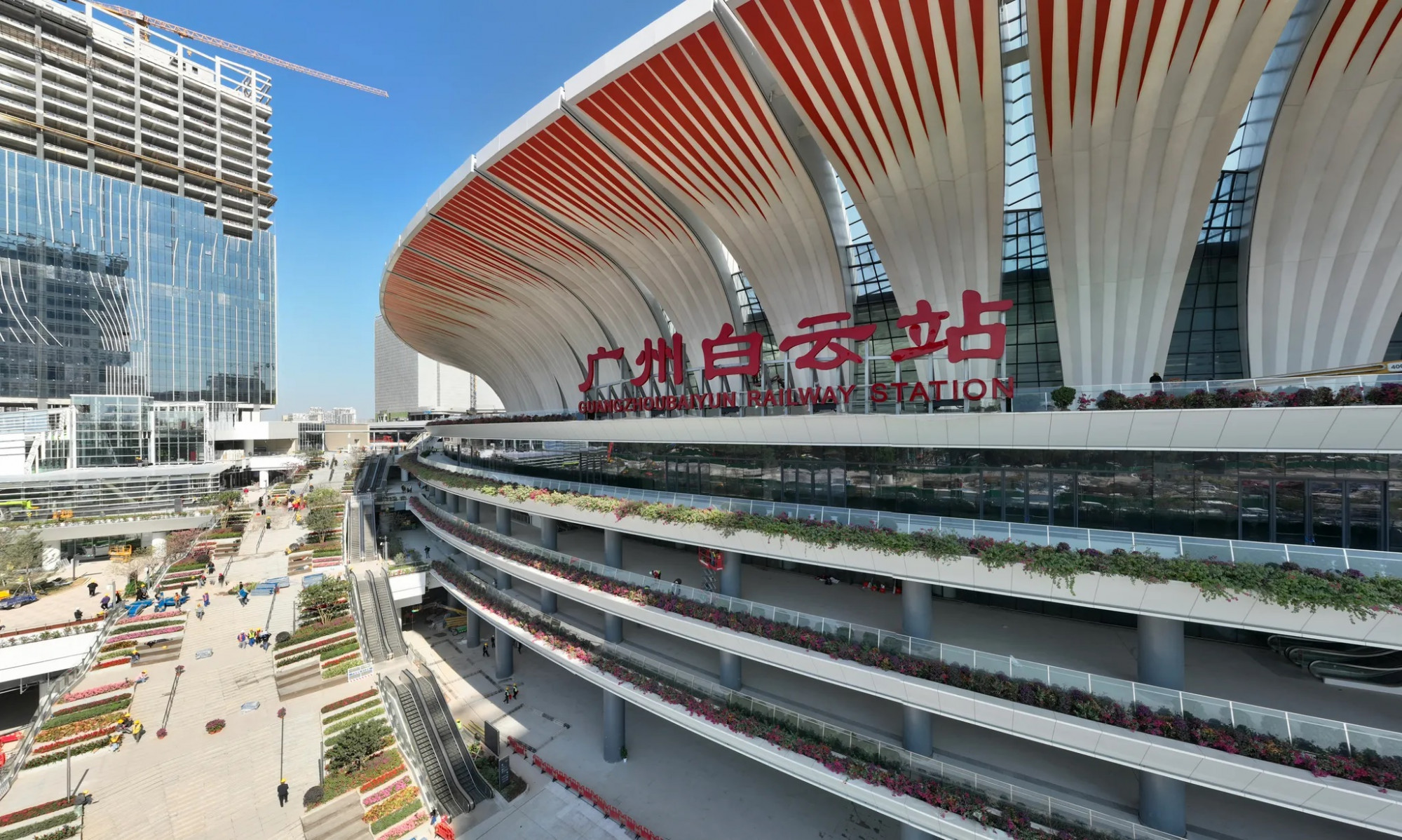 Ga Bạch Vân ở Quảng Châu, Trung Quốc. Nằm trên nền nhà ga Đường Tây đã ngừng hoạt động, ga Bạch Vân có 24 tuyến tàu cao tốc, 6 tuyến tàu điện ngầm và 3 bến xe buýt. Công trình có cấu trúc thoáng đãng và nhẹ nhàng do Nikken Sekkei thiết kế, công ty này từng thực hiện các dự án The Osaka Station Hotel and Conrad Osaka.