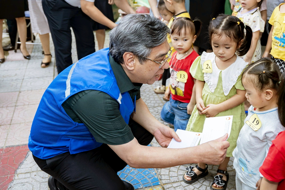 Ông Nguyễn Phước Lộc - Phó bí thư Thành ủy, Chủ tịch Ủy ban MTTQ Việt Nam TPHCM  - tặng quà cho các cháu học sinh Trường mầm non Tây Lộc (TP Huế) - ẢNH: THUẬN HÓA