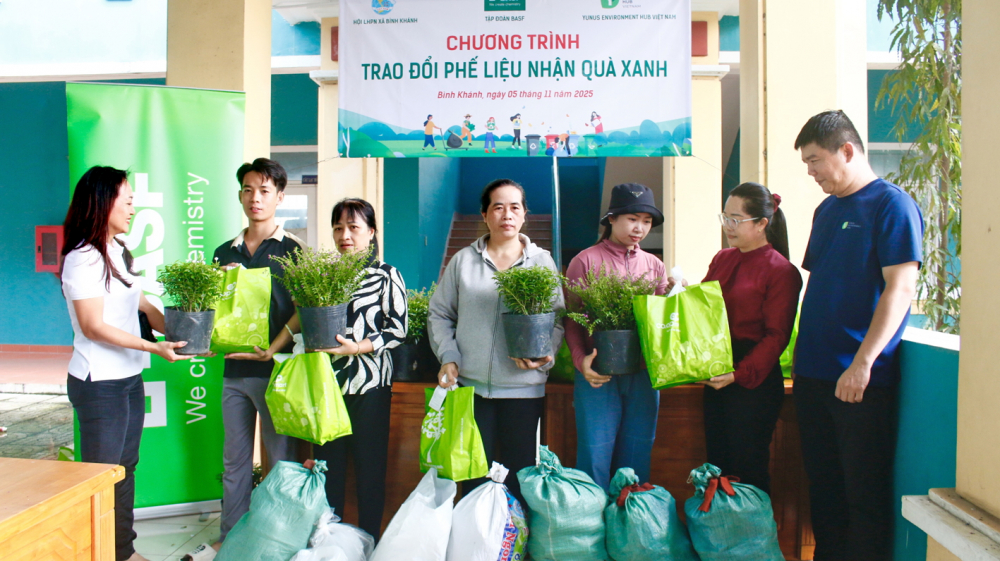 Người dân xã Bình Khánh đem rác thải nhựa đến đổi quà 