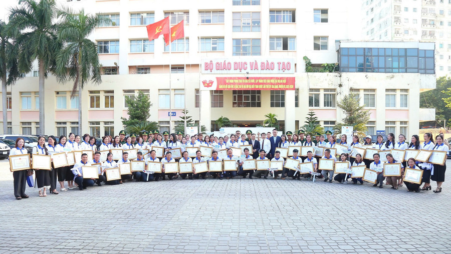 80 thầy cô giáo vùng biên nhận Bằng khen của Bộ trưởng Bộ GD-ĐT. Ảnh: Lê Hiệp