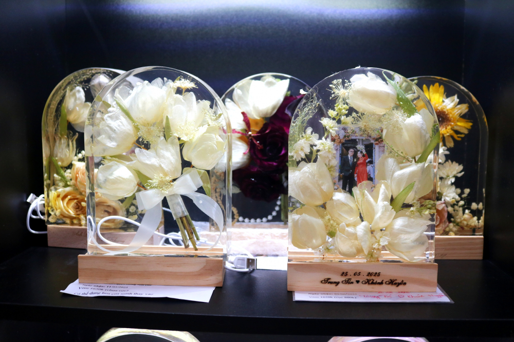 Tình yêu được ép trong từng cánh hoa Mỗi tác phẩm là một mảnh ghép kể lại câu chuyện tình yêu