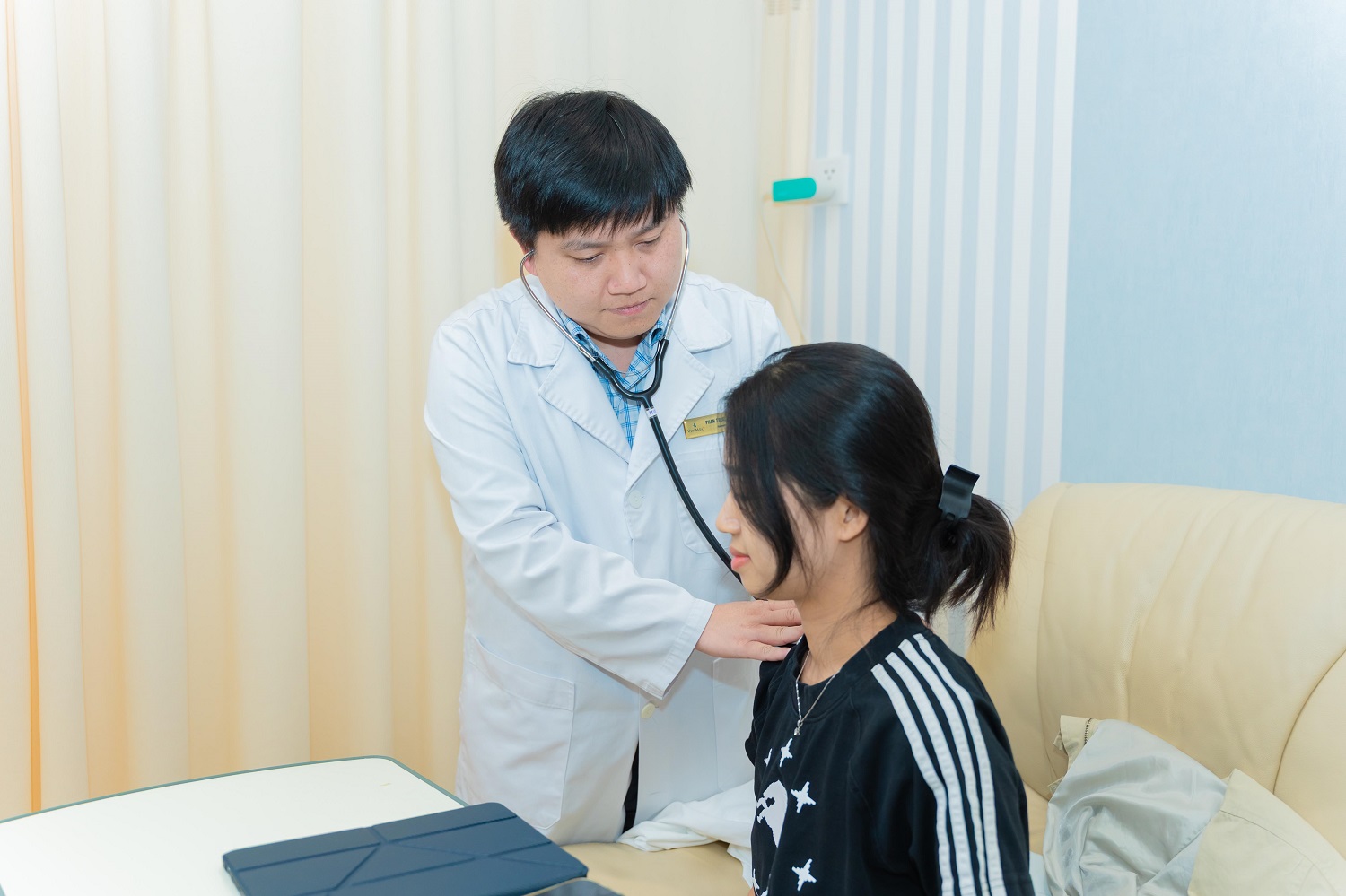 ThS.BSNT Phan Trúc thăm khám cho bệnh nhân - Ảnh: Vinmec