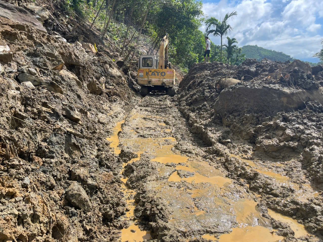 Khi đang khai thông điểm sạt lở do mưa bão vừa qua gây ra, sáng 13/11, xã Trà Đốc tiếp tục phát hiện vết nứt núi kéo dài, có đoạn rộng hơn nửa mét_Ảnh: Xã Trà Đốc.